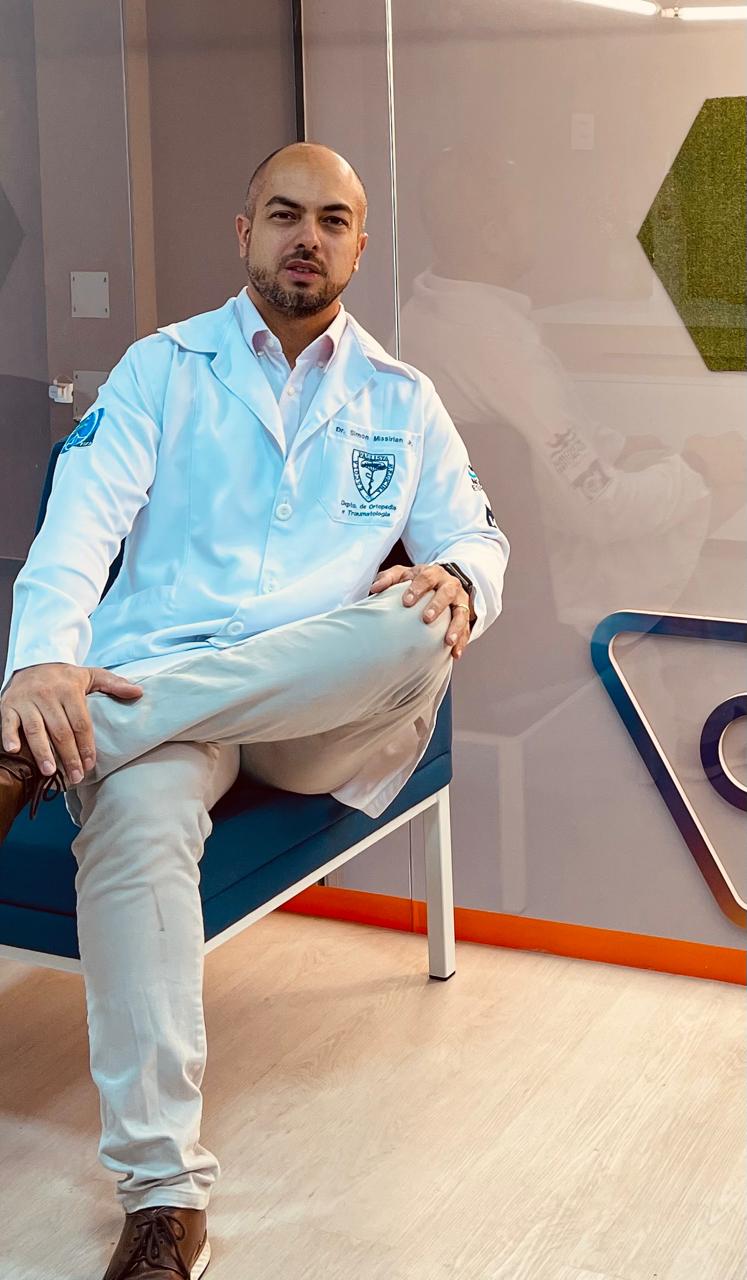 Dr. Simon Missirian Jr. em consultório de ortopedia